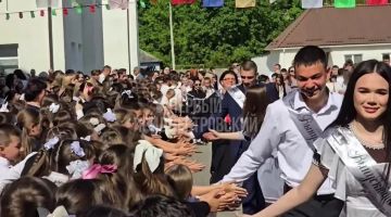 Парад выпускников – старшеклассники всем дают пять на удачу