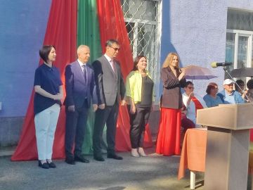 Торжественная линейка, посвященная Последнему звонку, прошла в гимназии №2. Среди почетных гостей глава госадминистрации г. Бендеры Роман Иванченко, начальник УНО г. Бендеры Наталья Ткаченко, депутат городского Совета...