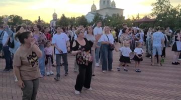 Выпускники, музыка и танцы вместе с ВИА «Днестр»