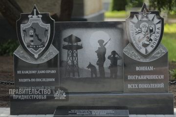 Одним из элементов памятного знака является пограничный столб – атрибутов пограничной службы, олицетворяющий государственную границу, верность присяге и несгибаемость духа
