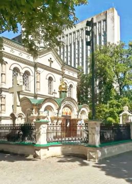 В Кишиневе в одной из церквей прихожане заметили на главной фреске черта с ноутбуком