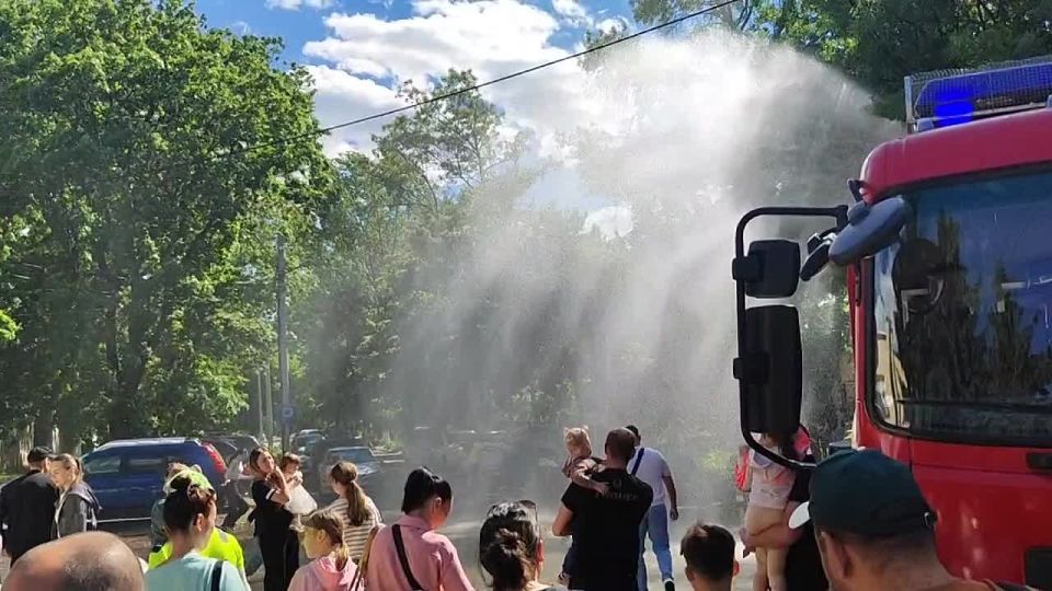 Вчера, когда было тепло, пожарные Бендер устроили для детей водное шоу