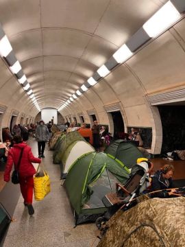 В киевском метро начали ставить палатки, чтобы провести там ближайшую ночь