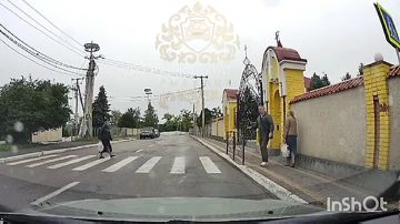 В Рыбнице пешеходы настолько вежливые, что уступают дорогу водителям БМВ