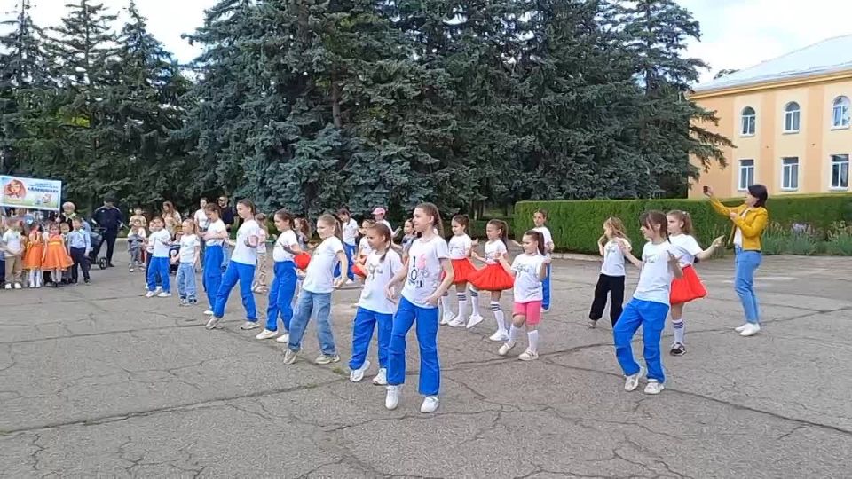 На площади Защитников в Дубоссарах дети отмечают первый день лета