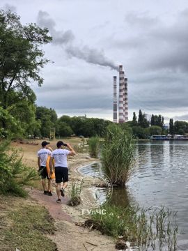 Спасатели заступили на дежурство пляжей