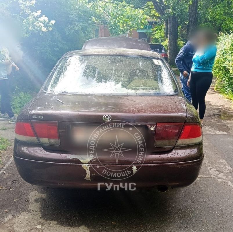 Двухлетний малыш застрял в машине, когда двери заблокировались