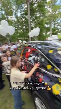 Взрослые разрешили детям раскрасить свои машины в День защиты детей