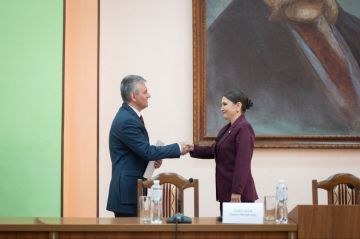 Президент Вадим Красносельский поздравил Ларису Скитскую, подчеркнув высокую ответственность руководства университетом и важную роль вуза как центра науки и подготовки кадров, а также пожелал успехов и формирования сильной...