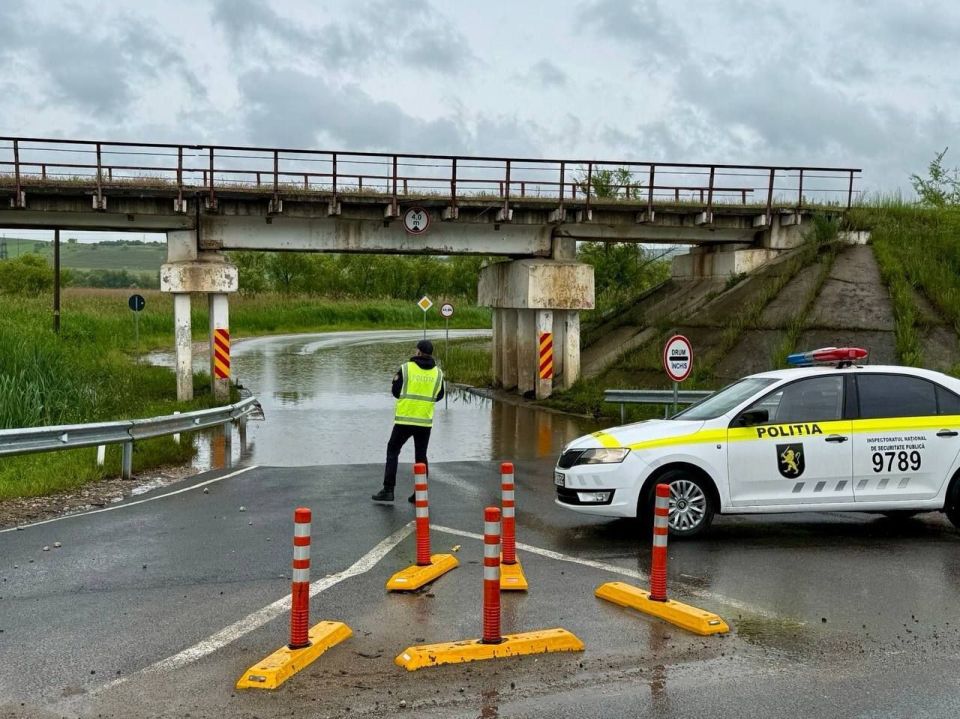 В Страшенском районе перекрыли трассу из-за подтопления