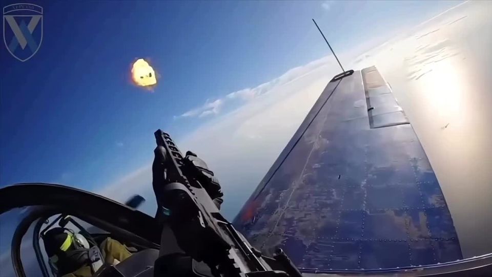 Стрелок на месте второго пилота УТС Як-52 ВСУ сбивает БПЛА огнем стрелкового оружия из кабины пилота
