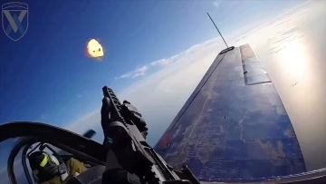 Стрелок на месте второго пилота УТС Як-52 ВСУ сбивает БПЛА огнем стрелкового оружия из кабины пилота
