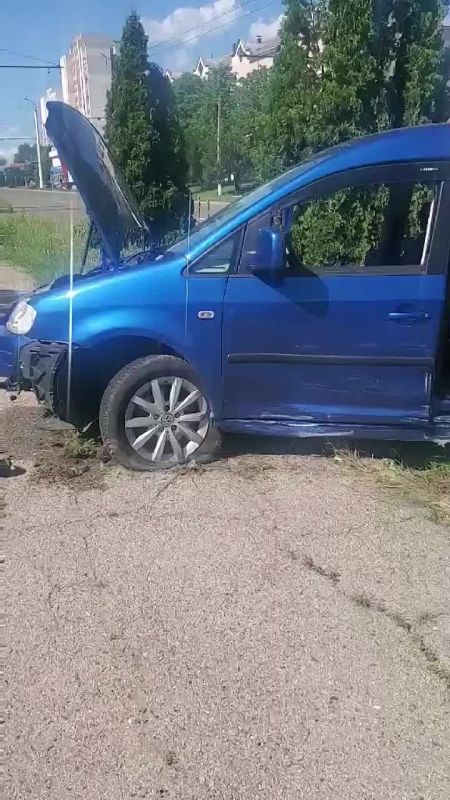 На Западном в Тирасполе на обочине разбитый «Фольксваген»