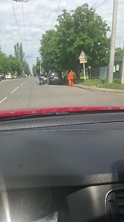 Мопед лежит на дороге у госпиталя ветеранов на Балке