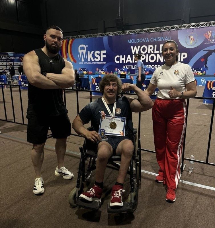 Дубоссарец Денис Раюл завоевал золото чемпионата мира по гиревому спорту в Кишинёве и установил рекордный результат в своей дисциплине