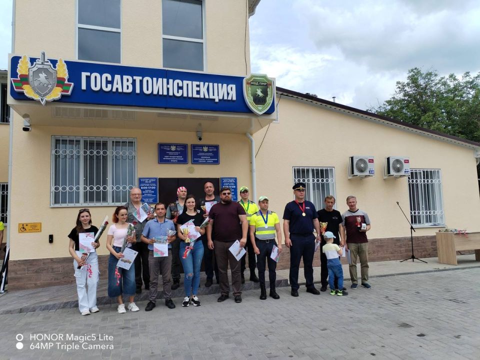 Лучшие на дороге В Бендерах определили лучших автомобилистов, мотоциклистов и автоледи. Участники конкурса демонстрировали мастерство вождения на специально подготовленной трассе и сдавали экзамен на знание Правил дорожного...
