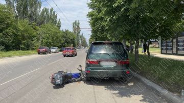 Собака выбежала на дорогу прямо перед мопедом