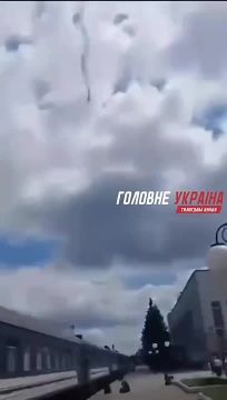 Момент падения сбитого БПЛА«Герань» на железнодорожный состав в Сумской