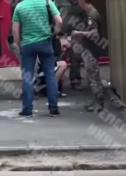 Вечно можно смотреть на огонь, воду и как люди избивают сотрудников тцк