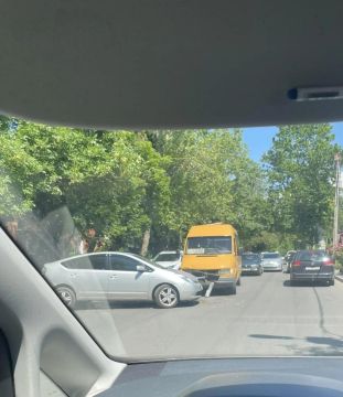 Маршрутка столкнулась с легковушкой у «Зари»