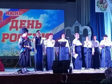 Сегодня ансамбль украинской песни «Хуторянка» поздравил жителей села, а также граждан Российской Федерации с государственным праздником — Днём России