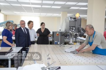 В преддверии Дня лёгкой промышленности вице-премьер Виталий Нягу посетил швейное предприятие «Интерцентр-люкс»