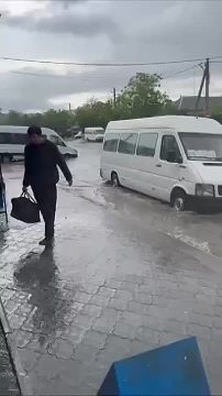 После ливня автовокзал возле рынка плывет
