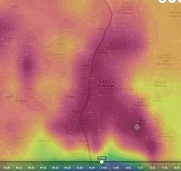 Радар погоды показывает карту севера Приднестровья мрачно-фиолетовым, это значит, что Рыбницу в эти минуты кроет жестким ливнем