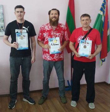 Шашечный успех Бендер. В Тирасполе на Чемпионате ПМР по шашкам-100 бендерскому спортсмену Денису Дудко вручили удостоверение гроссмейстера ПМР