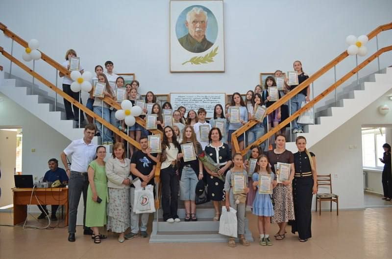 В столичной детской художественной школе им. А. Ф. Фойницкого состоялось торжественное награждение призеров конкурса, посвященного 145-летию со дня рождения знаменитого художника-авангардиста Михаила Ларионова