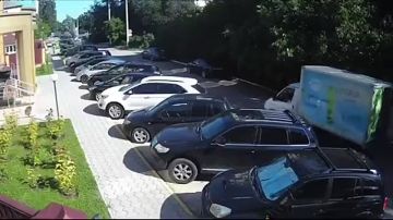 В Тирасполе пьяный водитель во время движения зацепил припаркованный автомобиль и разбил стекло