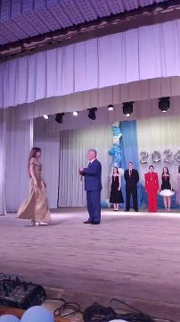 Глава госадминистрации Слободзейского района и города Слободзея Василий Тищенко вручил медали выпускникам