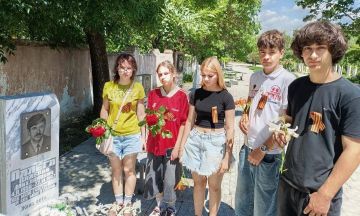 Тираспольские школьники в канун Дня Бендерской трагедии пришли с цветами к могилам защитников Приднестровья на Аллее Славы на кладбище «Дальнее»