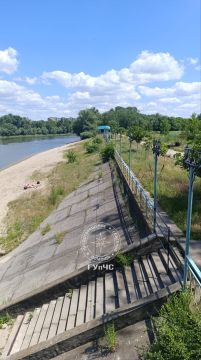 На «Сократе» установлены железные конструкции, которые заграждают проход на пляж