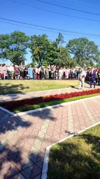 Игорь Смирнов, первый президент Приднестровья возложил цветы к огню на мемориале в Бендерах