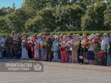 На Мемориале Славы в Тирасполе почтили память защитников Приднестровья и жертв Бендерской трагедии