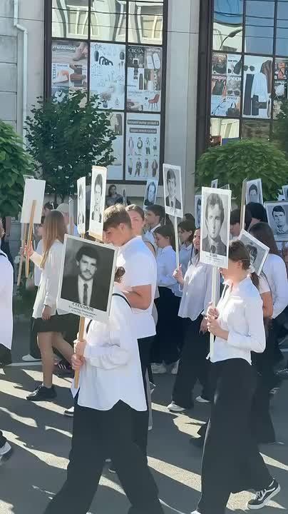 Портреты погибших защитников города несут школьники в эти минуты по улицам Бендер
