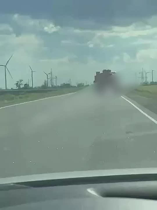 Водитель бензовоза уворачивается от летящего ему прямо в лоб украинского дрона-камикадзе Hornet