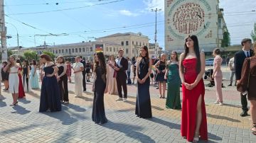 Самые умные и красивые парни и девушки из столицы собрались на чествование медалистов у фонтана в центре Тирасполя