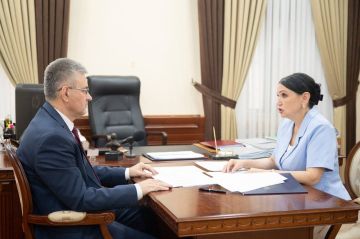 Учителей-предметников всё ещё не хватает, но в прошлом году все бюджетные места на педагогических специальностях заполнились на 100%, об этом президенту доложила ректор ПГУ Лариса Скитская, когда отчитывалась о работе...