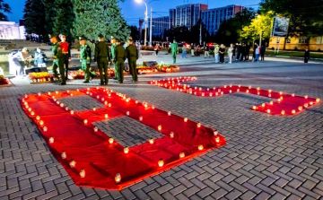 На Мемориале Славы в Тирасполе из памятных свечей выложили цифру «85» – 85 лет назад началась Великая Отечественная война