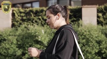 Это важно!. «Сними наушники!» Этот призыв часто слышат те, кто переходит дорогу, не отрываясь от музыки или телефона