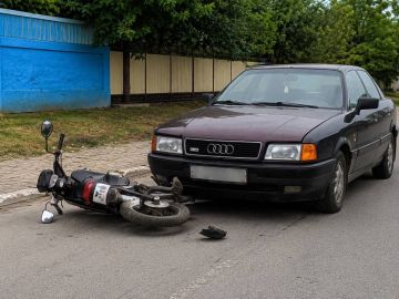 В Григориополе автомобиль столкнулся с мопедом: пострадал подросток