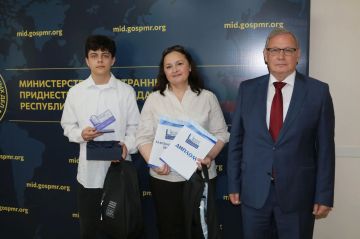 Посол России Олег Озеров поздравил школьника из Дубоссар Ивана Швеца, который занял призовое место в международном конкурсе сочинений «Без срока давности»