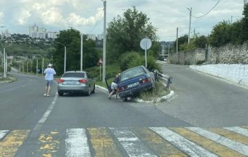 На развилке при въезде в Рыбницу водитель не успел определиться, куда ему надо