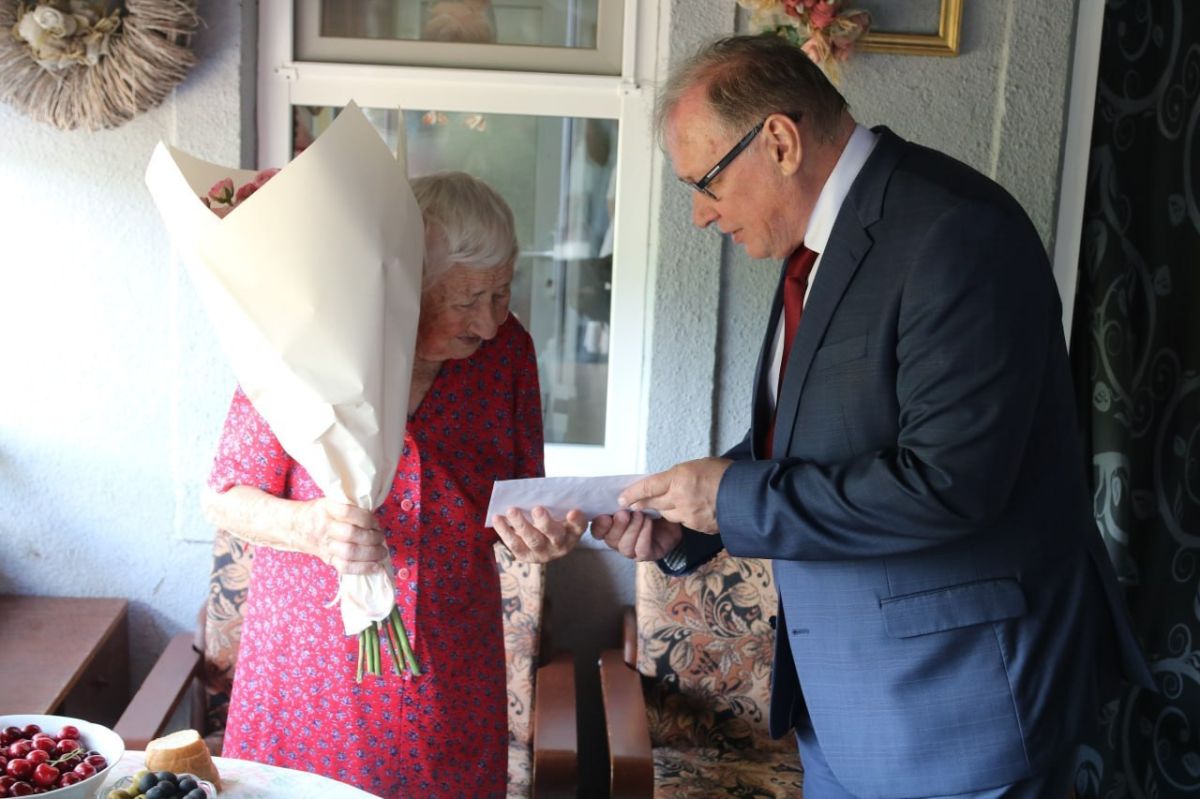 Со 100-летним юбилеем ветерана труда и живого свидетеля истории П. Я. Бостан лично поздравил посол России Олег Озеров, вручив ей поздравительное послание Президента РФ Владимира Путина