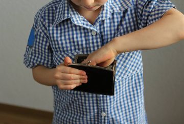 9-летний мальчик потратил чужие деньги на наушники и чипсы