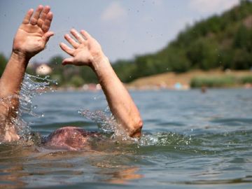 Главное управление по чрезвычайным ситуациям призывает всех НЕ купаться в неустановленных местах, а также вдалеке от спасательных постов