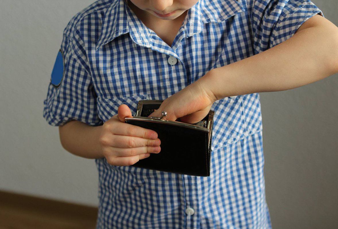 9-летний мальчик потратил чужие деньги на наушники и чипсы