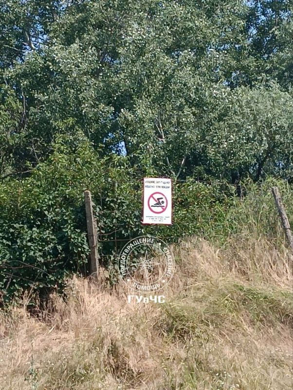 Бендерские спасатели установили новые таблички «Купание запрещено!», «Опасно для жизни» в селе Варница, вдоль берега Днестра, где в прошлом году и на днях утонули подростки